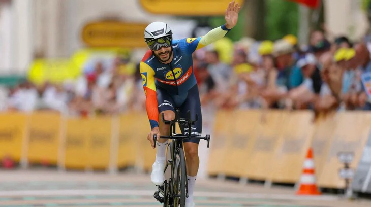 Dù bị phạt, Bernard vẫn rất vui vì đã tạo ra một khoảnh khắc đẹp trong đời mình.