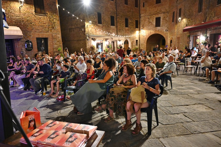 Buổi hòa nhạc ngoài trời La Passione thu hút gần 500 khán giả.