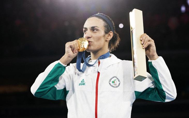 Võ sĩ MMA đánh lén đối thủ sau nhầm lẫn tai hại của trọng tài - Ảnh 3.