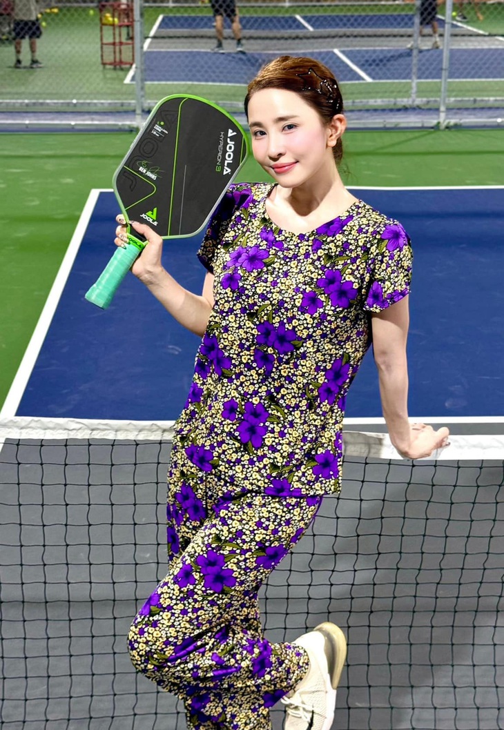 Chị em rủ nhau diện đồ bộ ra sân pickleball để né thị phi - Ảnh 1.