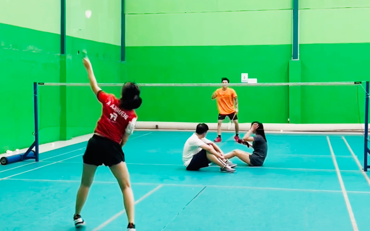 Siêu phẩm gắp bóng qua người ghi bàn của bóng đá phủi - Ảnh 2.