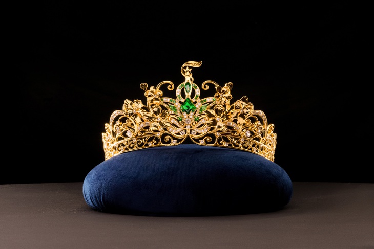 Tiara Á hậu 4 được thiết kế từ 164 viên kim cương Zirconia, 56 viên ngọc lục bảo xanh Emerald.