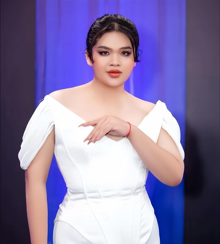 Huy Hoàng: Cô nàng nhai mic ‘rộp rộp', dịch mượt như lụa giúp Tường San giành Á hậu MIQ 2024 - Ảnh 4.