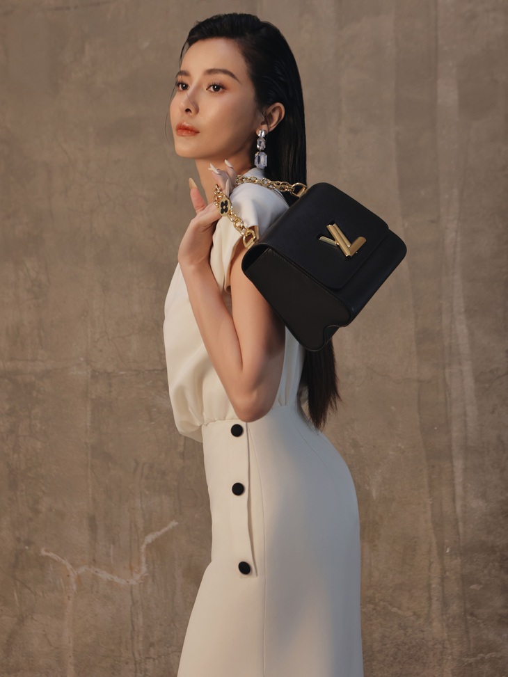 Ở tuổi 34, Cao Thái Hà sở hữu vẻ trẻ trung, rạng rỡ. Nhiều khán giả nhận xét cô nhuận sắc hơn so với thời mới bước chân vào showbiz. Trong bộ ảnh mới, người đẹp quê Cần Thơ lựa chọn những thiết kế nằm trong bộ sưu tập La Jolie để làm mới mình trước khán giả