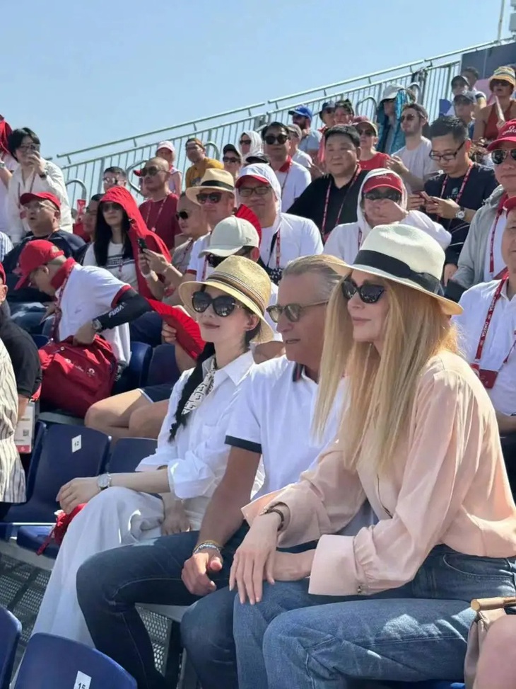 Lưu Thi Thi bất ngờ chung khung hình với Nicole Kidman khi xem trận bóng chuyền thuộc khuôn khổ Olympic 2024