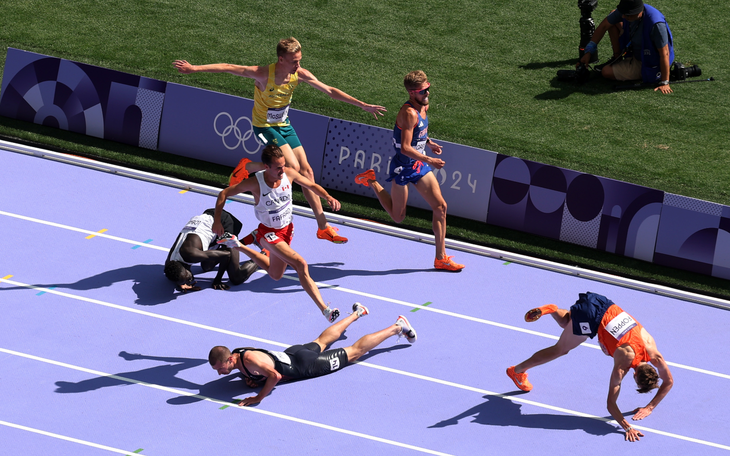 Vướng nhau té, 4 VĐV 5.000m nam được trọng tài cho vào chung kết