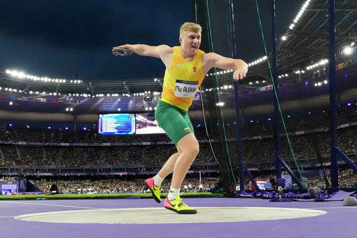 Mykolas Alekna xô ngã kỷ lục Olympic của cha mình với cú ném 69,97m