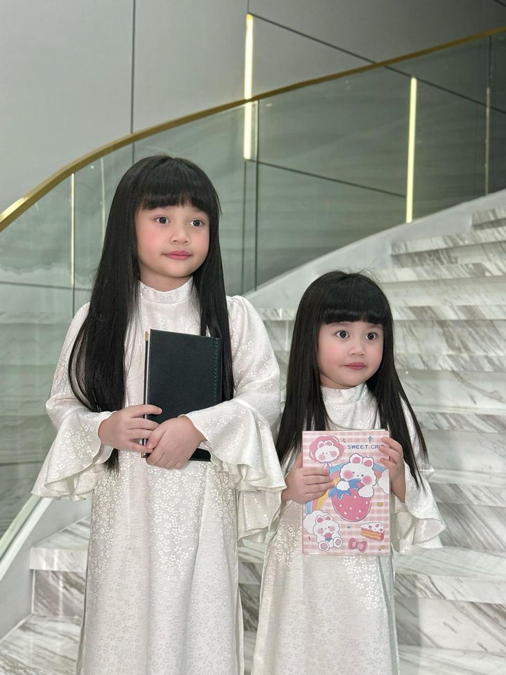 Bé Bảo Nhi và em gái trong hình ảnh mới nhất được "cây hài Đồng Nai" đăng tải