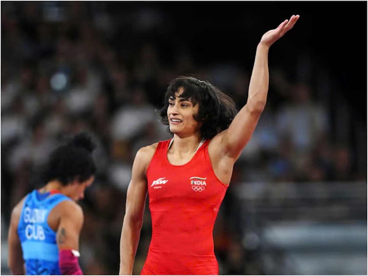 Nữ võ sĩ đấu vật Vinesh Phogat của Ấn Độ mất suất ở chung kết Olympic 2024 vì thừa cân 100g.