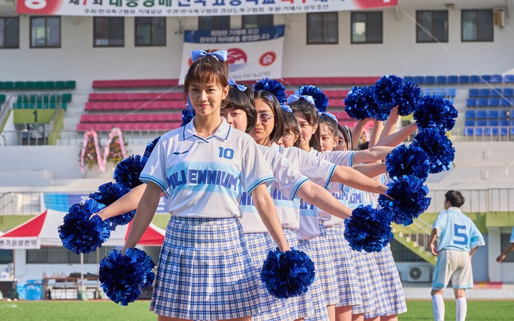 Lee Hyeri gặp 'tai nạn khó đỡ' khi chào hỏi fan - Ảnh 5.