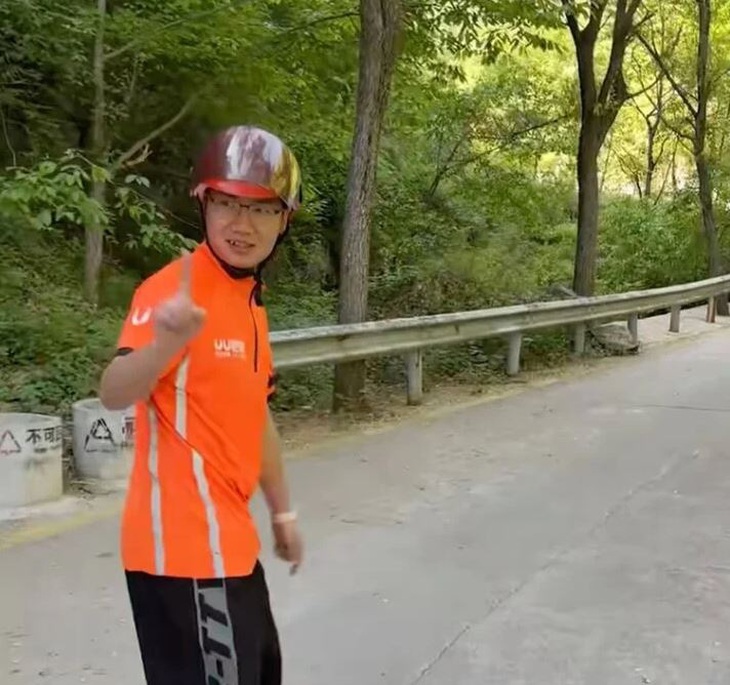 Anh shipper kiêm "thợ đụng" và hành trình phá "khóa tình yêu" đầy chông gai