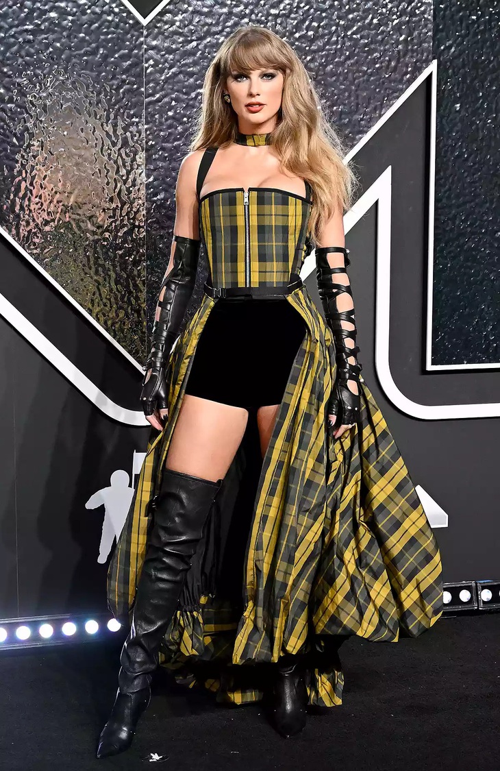 Ngắm nghía những bộ cánh đẹp nhất 'siêu thảm đen’ VMAs 2024 - Ảnh 1.