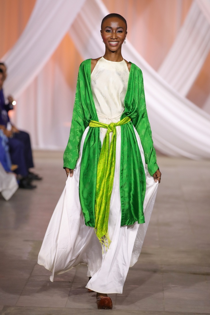 Ngắm người đẹp quốc tế mặc áo yếm, áo dài Việt diễn thời trang - Ảnh 5.