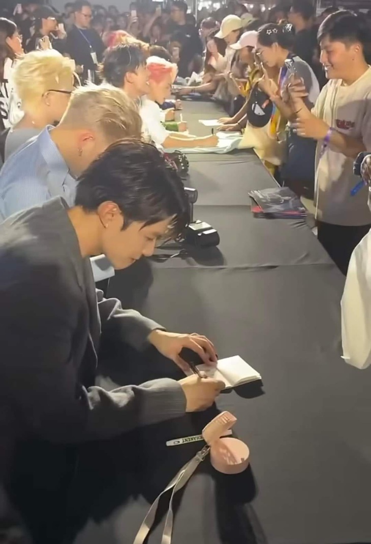 Bão 'xin lỗi' sau đêm concert Anh trai say hi - Ảnh 4.