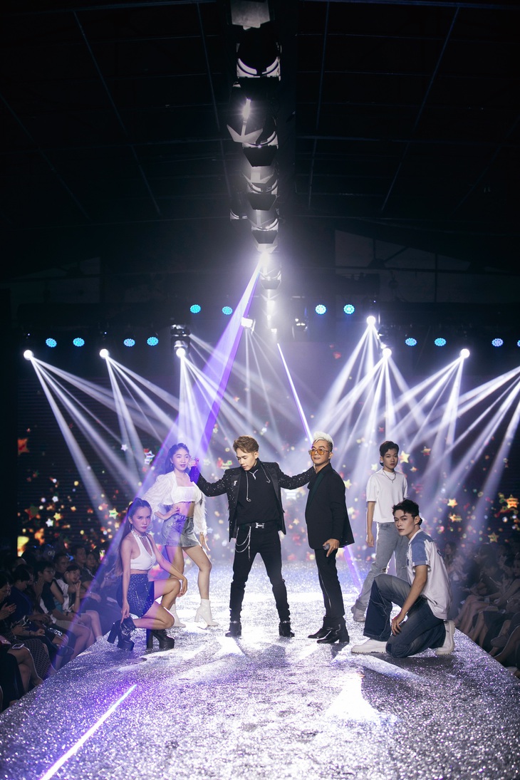 Nhóm Huyền Thoại “tái hợp” sau 10 năm - thắp sáng sàn diễn Alpha - Ảnh 3.