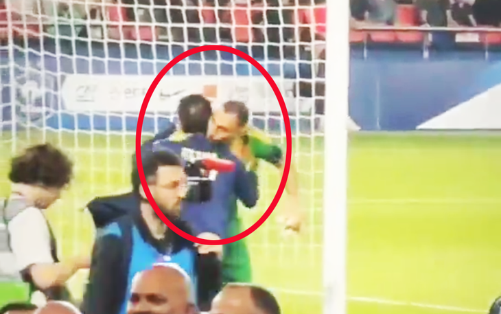 Fan ‘cà khịa’ khi thủ môn Donnarumma đấm bóng vào… lưới nhà - Ảnh 2.