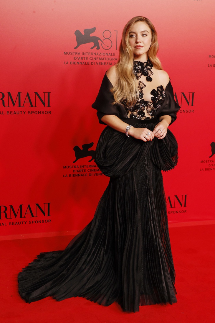 Angelina Jolie lọt top sao mặc đẹp trên thảm đỏ Venice - Ảnh 21.