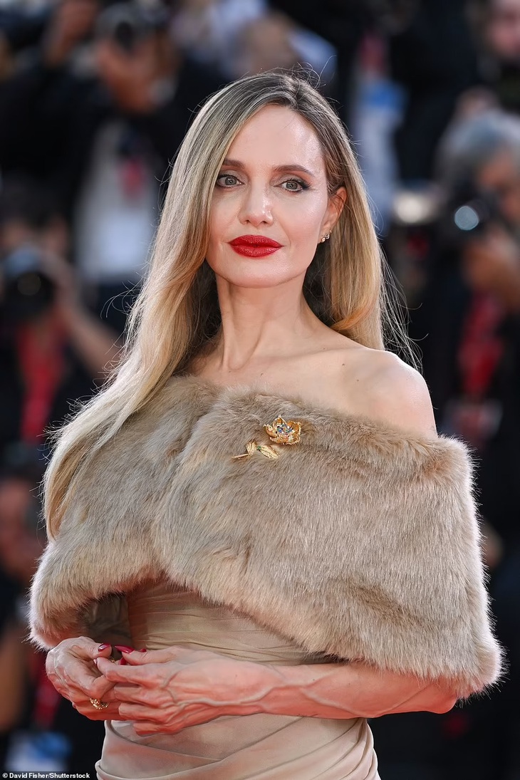 Angelina Jolie lọt top sao mặc đẹp trên thảm đỏ Venice - Ảnh 2.
