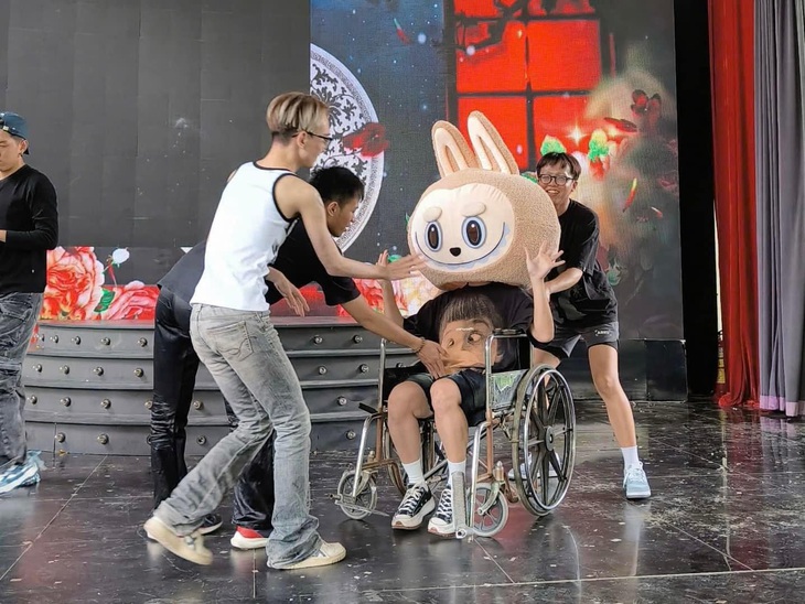 Ảnh vui 9-9: Khuyến mãi bộ sofa họa tiết da beo - Ảnh 4.