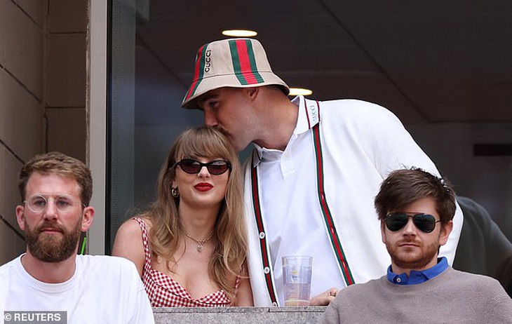 Taylor Swift và bạn trai 'tình bể bình' đập tan tin đồn - Ảnh 3.