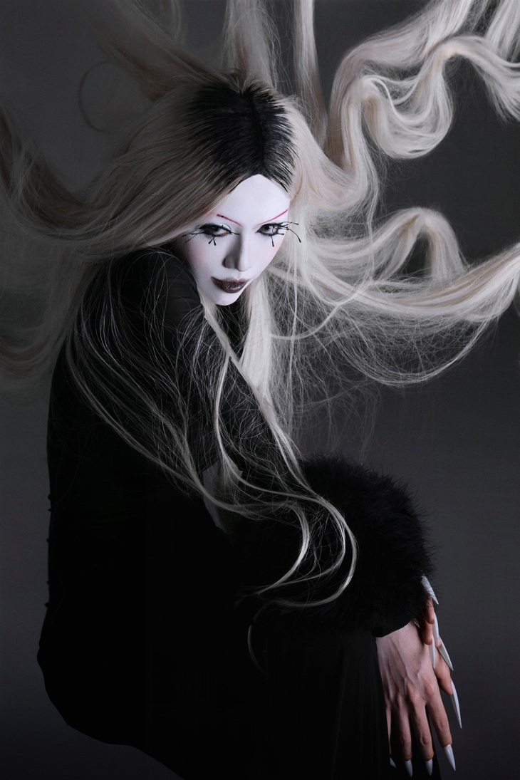 'Hù' fan bằng hình ảnh ma mị, Phùng Khánh Linh sắp ra album thứ ba? - Ảnh 2.