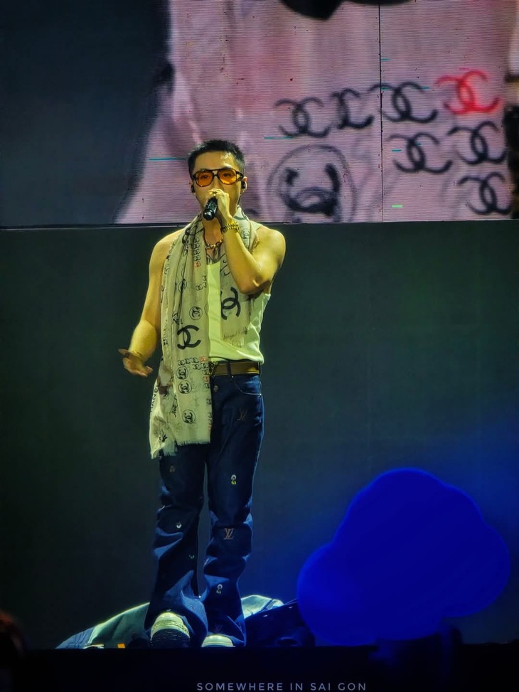 'Tết Tây', Sơn Tùng M-TP rủ fan đi uống cà phê bệt ở nhà thờ Đức Bà - Ảnh 2.