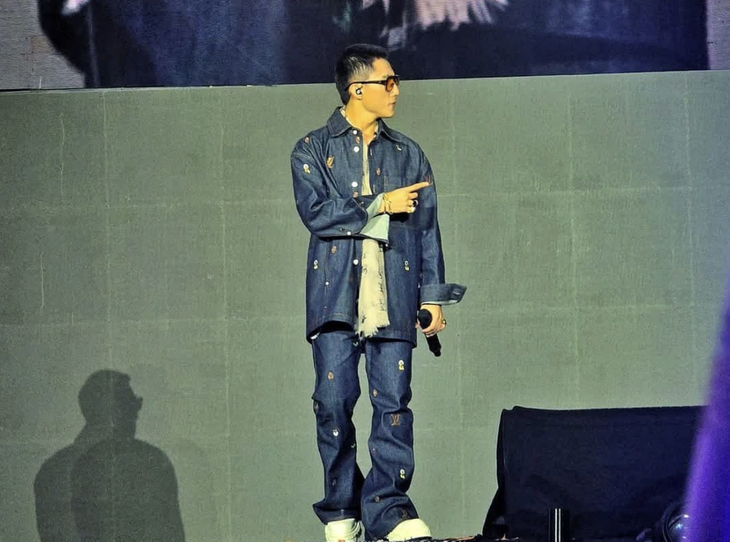 Tranh cãi quanh vụ Sơn Tùng tặng fangirl áo khoác 180 triệu đồng - Ảnh 1.