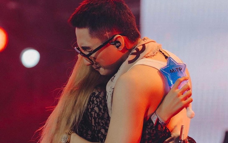 Tranh cãi quanh vụ Sơn Tùng tặng fangirl áo khoác 180 triệu đồng - Ảnh 1.