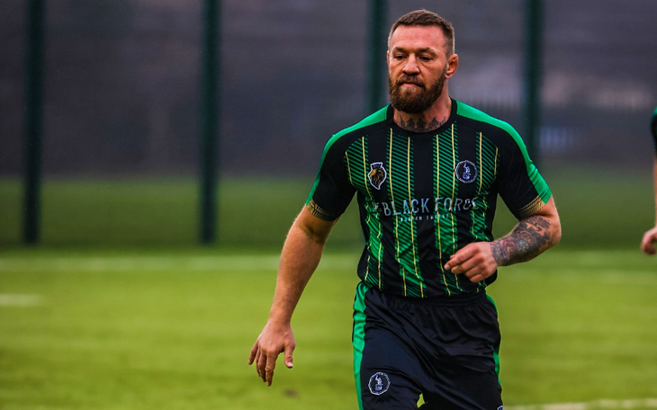 Võ sĩ MMA bị đấm văng khỏi võ đài sau màn ăn mừng lạ đời - Ảnh 4.