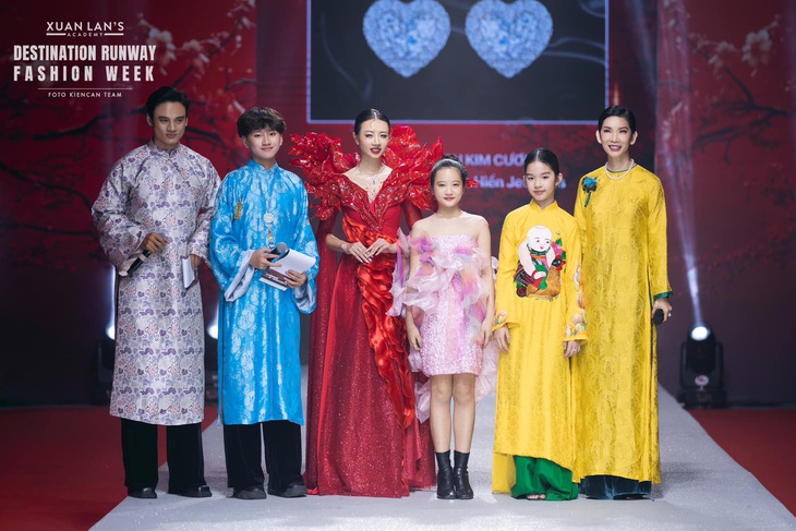 Tiêu Minh Phụng bắn rap cực mượt tại Gala chào xuân 2025 - Ảnh 6.