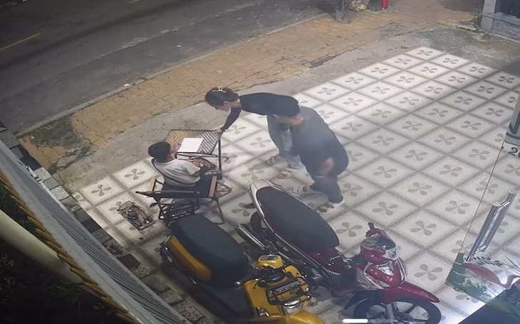 Trúng số triệu phú nhưng bố vẫn bắt đi thông cống cho khách hàng - Ảnh 1.