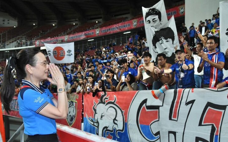 Cảnh sát truy khán giả ném đồng xu khiến cầu thủ suýt hỏng mắt  - Ảnh 5.