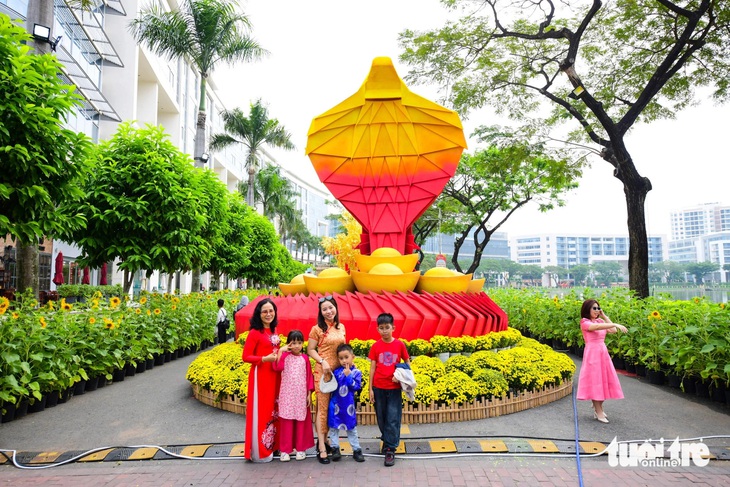 Hội hoa xuân Phú Mỹ Hưng Tết Ất Tỵ 2025 khai mạc - Ảnh 3.