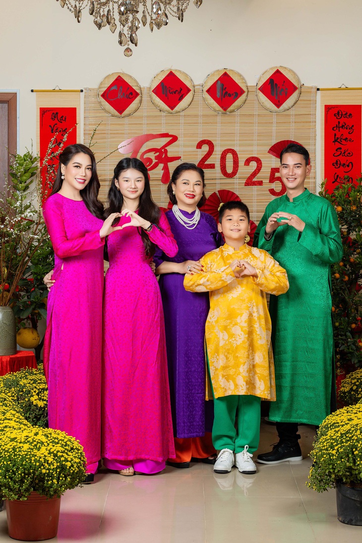 Trương Ngọc Ánh sum vầy bên đại gia đình, nhan sắc 'trổ mã' của cô con gái gây chú ý - Ảnh 1.