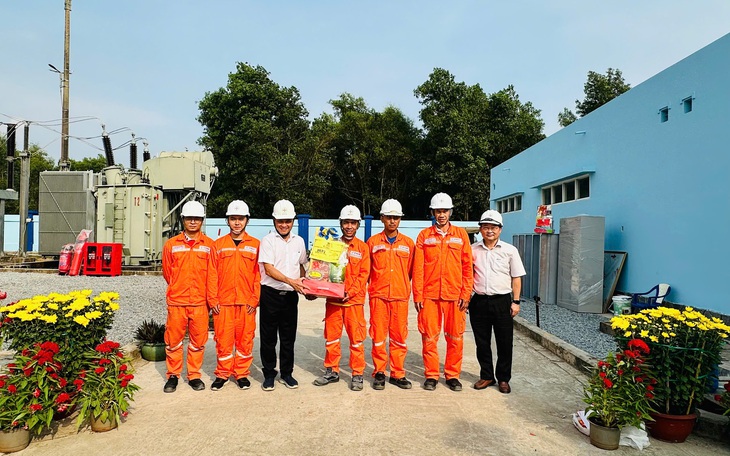 Con gái giận dỗi bố vì mua quà cho mẹ, không mua cho mình - Ảnh 2.