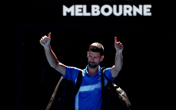 Cõi mạng bùng nổ khi Djokovic ra sân với mắt 'hờn cả thế gian' - Ảnh 3.