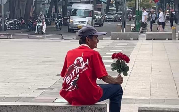 Văn Toàn biếu Xuân Son 10.000 đồng, đủ ăn... chuối chiên! - Ảnh 2.