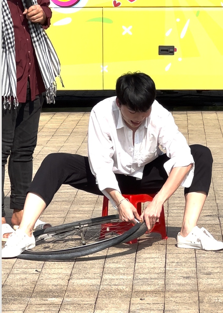 Quang Trung về miền Tây chạy xe ôm, sửa xe đạp giúp người nghèo - Ảnh 4.