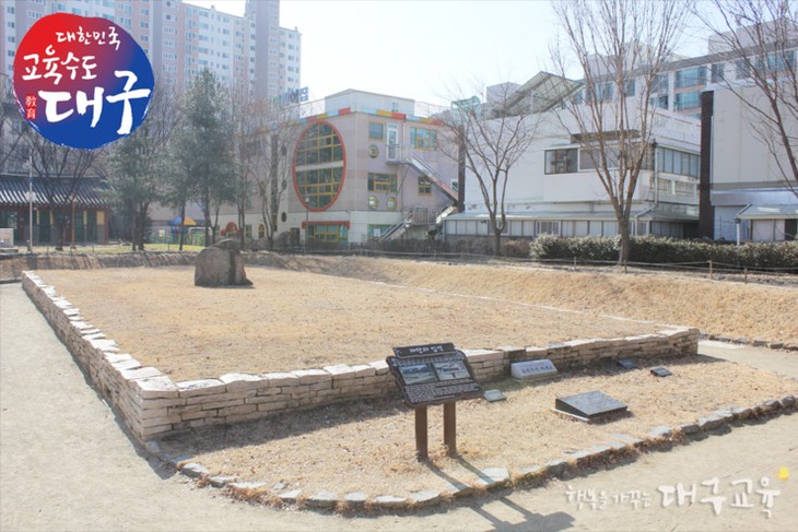 Dựng tượng 'người tiền sử' trên cột điện để chỉ đường - Ảnh 3.