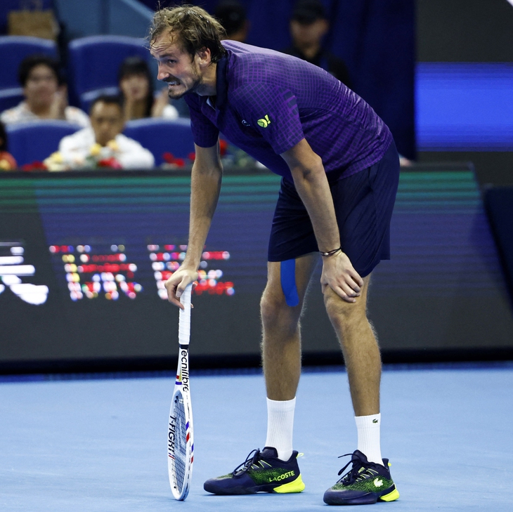 Medvedev tố trọng tài ‘đe dọa’ mình trước khi bỏ cuộc ở China Open - Ảnh 2.