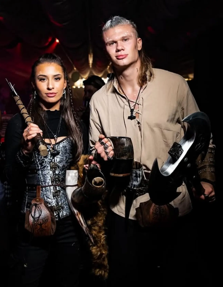 Haaland tiết lộ chuyện tình ‘hơi xấu hổ’ với bạn gái là cựu cầu thủ - Ảnh 1.