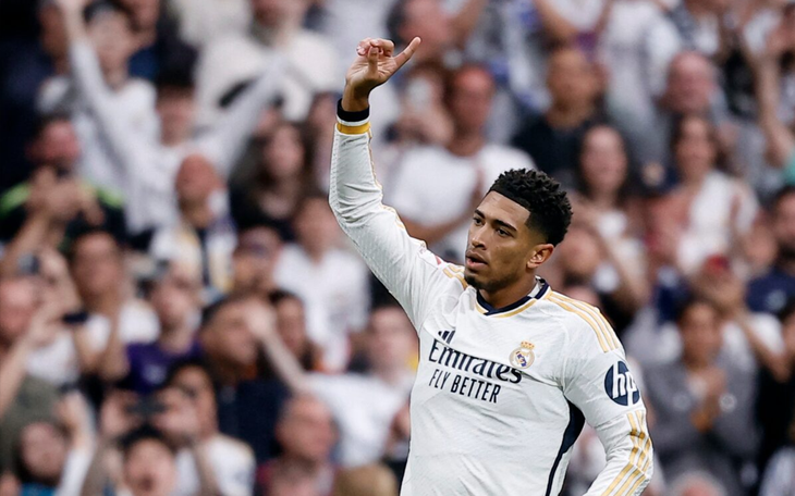 Aryna Sabalenka ném vợt xả giận suýt trúng ball kid  - Ảnh 4.