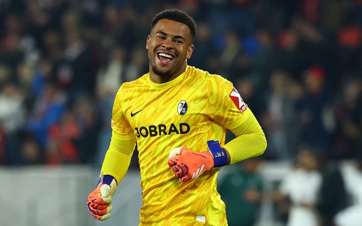 Trận vòng loại World Cup tạm dừng để thủ môn Courtois đuổi chuột - Ảnh 4.