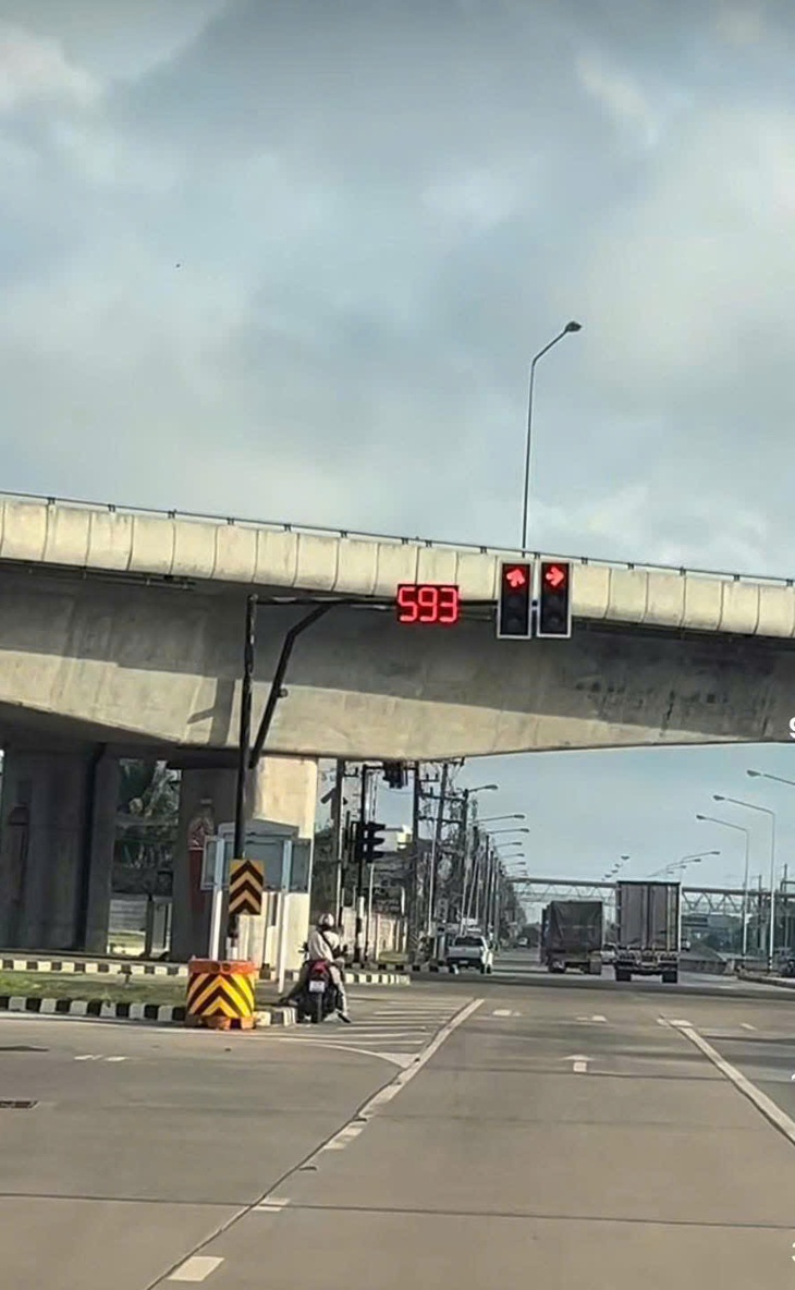 đèn đỏ - Ảnh 1.