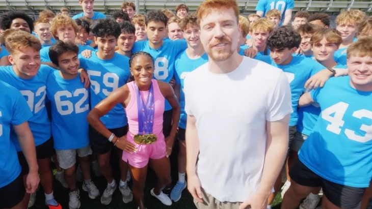 ‘Nữ hoàng tốc độ’ Jefferson-Wooden chạy thắng 100 nam sinh, ẵm 100.000 USD - Ảnh 1.