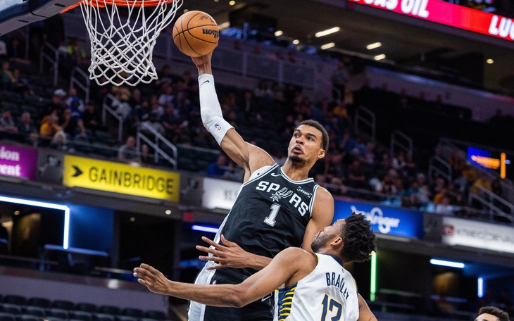 Jannik Sinner nhận ‘cây vợt vàng’ hơn 7,5 tỉ đồng khiến Alcaraz trầm trồ - Ảnh 4.