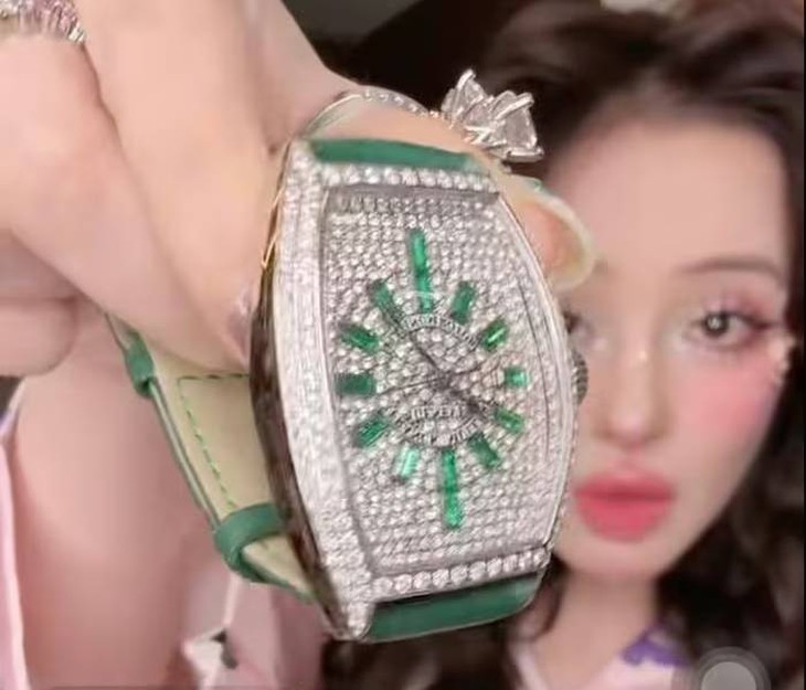 Ngoài sưu tập 80 sổ đỏ, Ngân 98 còn có sở thích xa xỉ này   - Ảnh 5.