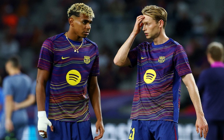 Trận bóng đá ở Anh bị hủy vì thủ môn đấm người hâm mộ - Ảnh 4.