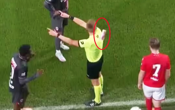 Liverpool không được hưởng phạt đền gây tranh cãi ở trận thua Man Utd - Ảnh 3.