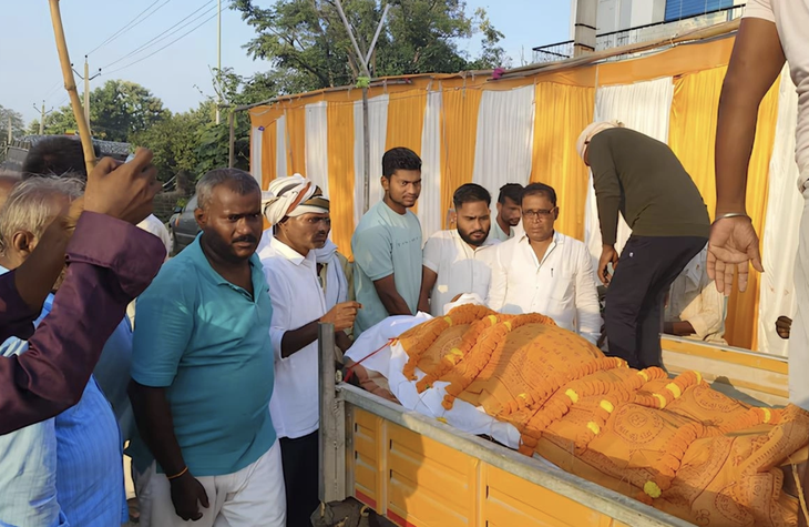 Lăn đùng bổ ngửa ra 'giả chết' để thử lòng và cái kết - Ảnh 1.